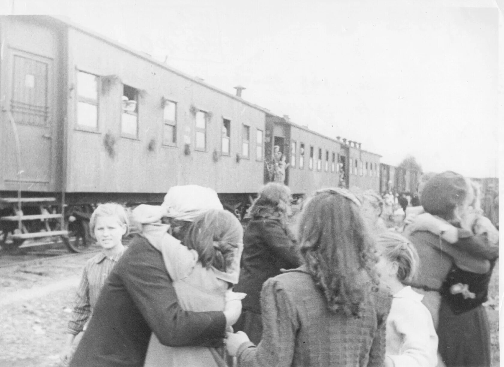 Эвакуация населения 1941 поезд. Эшелон с эвакуированными в годы войны 1941. Ленинград 1941 эвакуация детей.