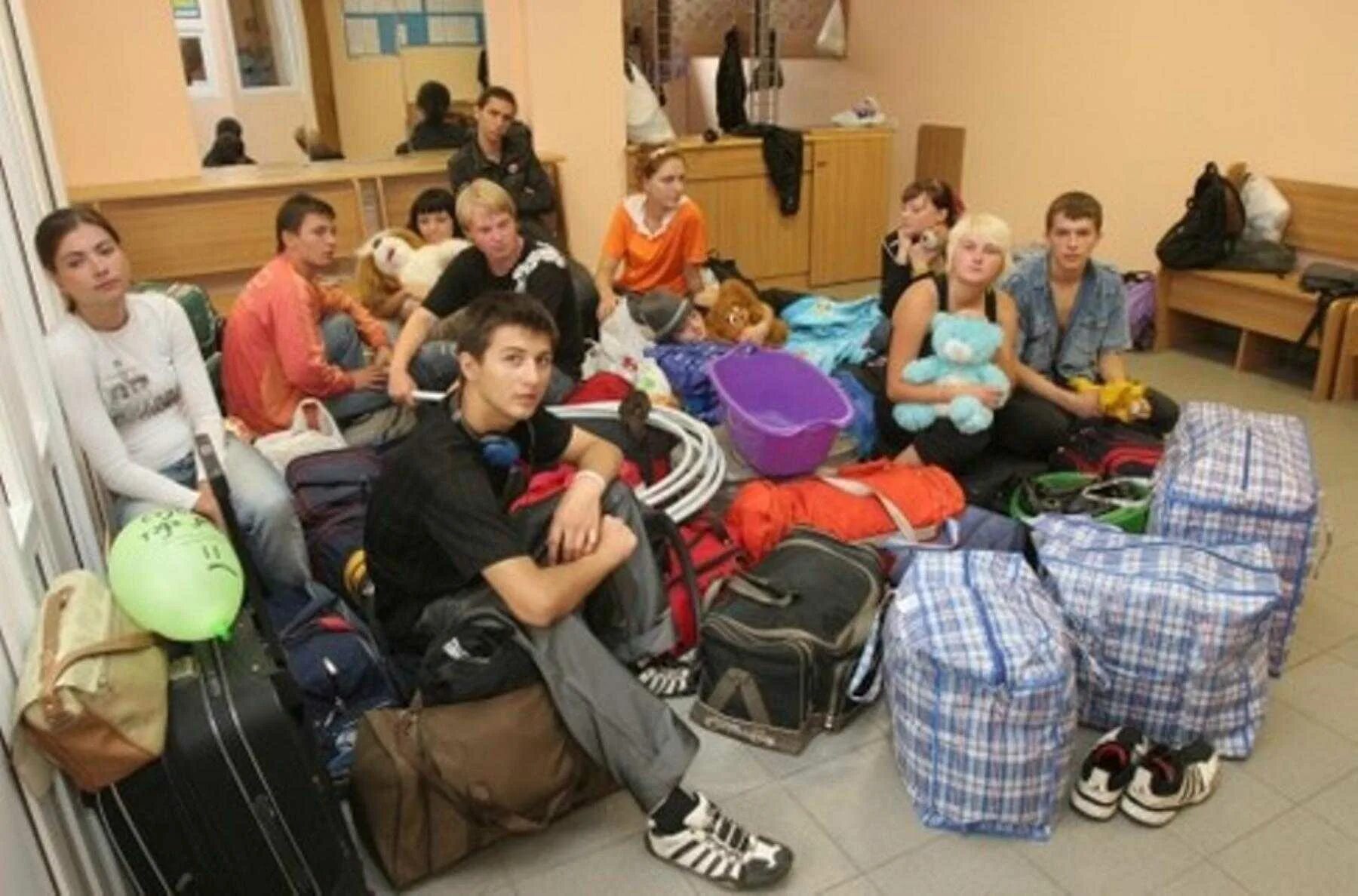 Студенты в общежитии. Вещи в общежитие. Вещи в общежитие студенту. Заселение в общежитие сумки.