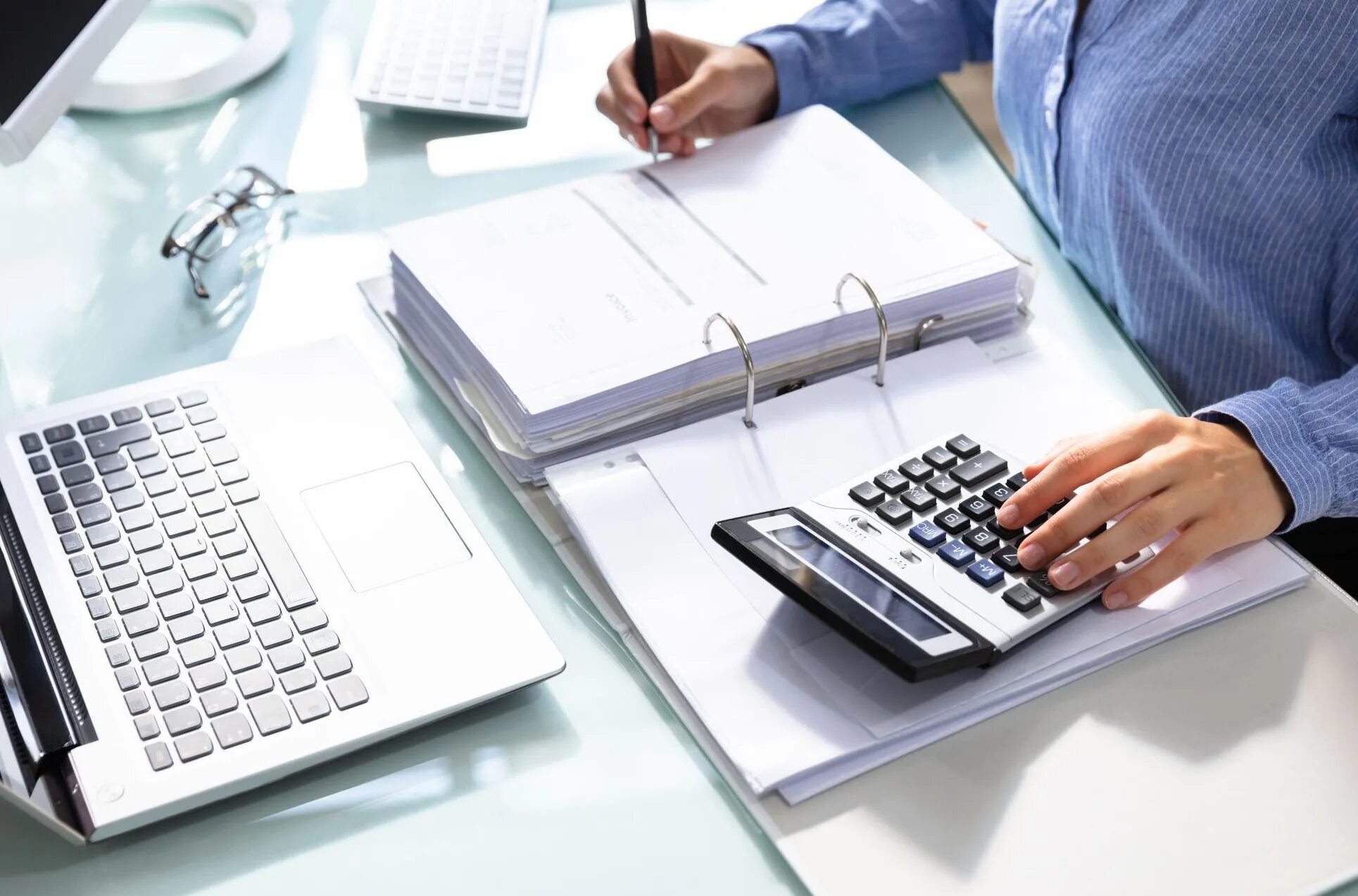 калькулятор на компьютере. компьютер бухгалтера. календарь отчетности 2023. экономика и бухгалтераский учёт. Great bookkeeper.