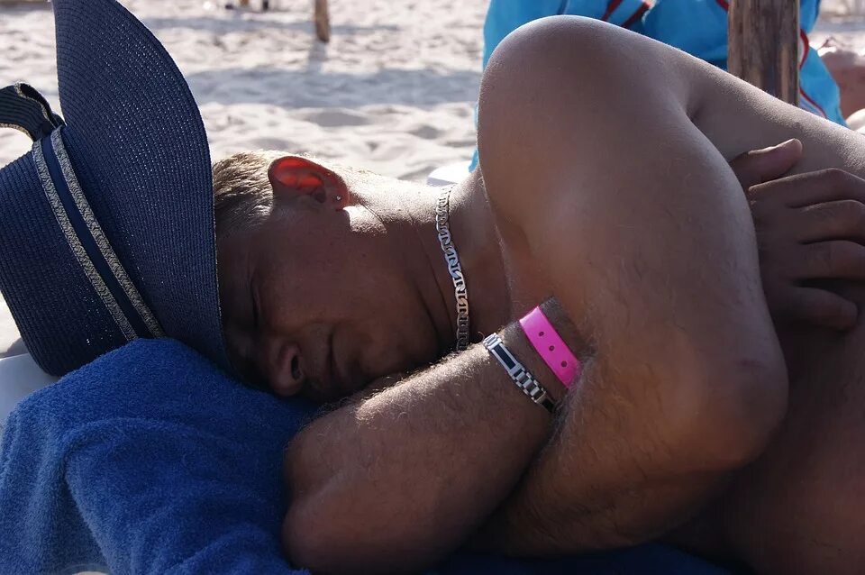 Пока спал на пляже. Мужчина уснул на пляже. Уснула на пляже. Спящий парень на пляже.