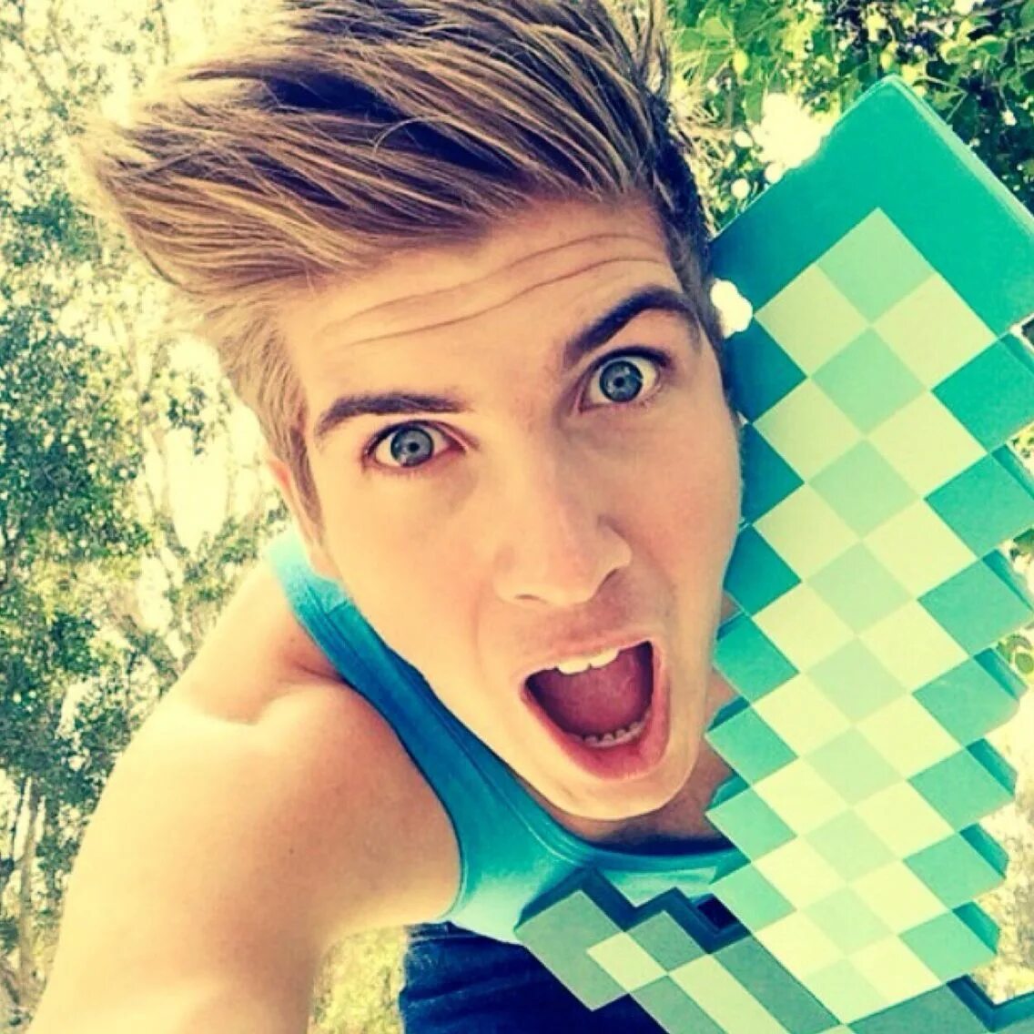 Парню ютуб. Парню ютуб. Joey graceffa. Зак эфрон дисней. Парню ютуб.