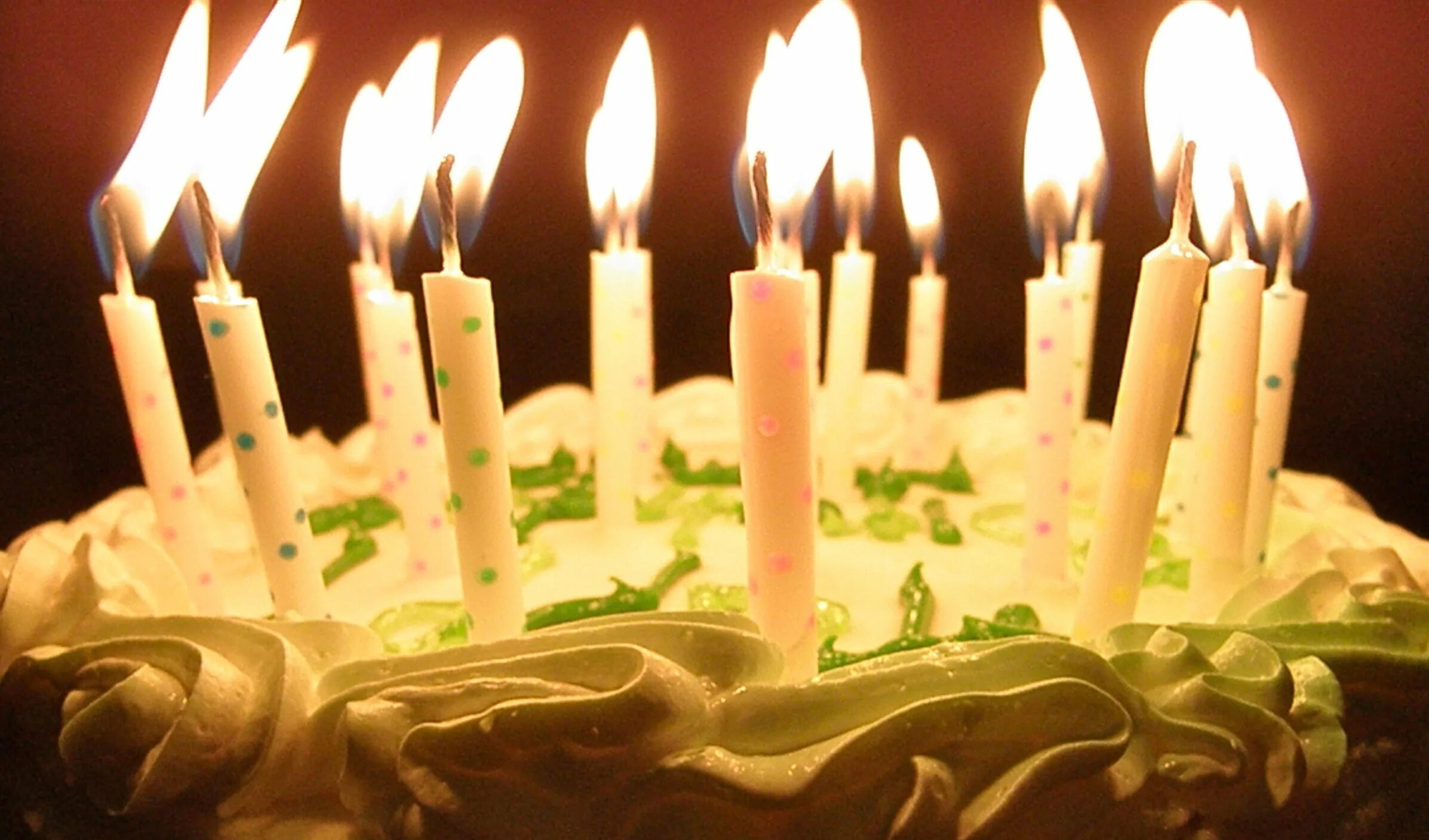 Видео торт свечи. Красивый торт со свечами. Свечи для торта. Свеча в торт "с днем рождения". Тортик со свечами с днем рождения.