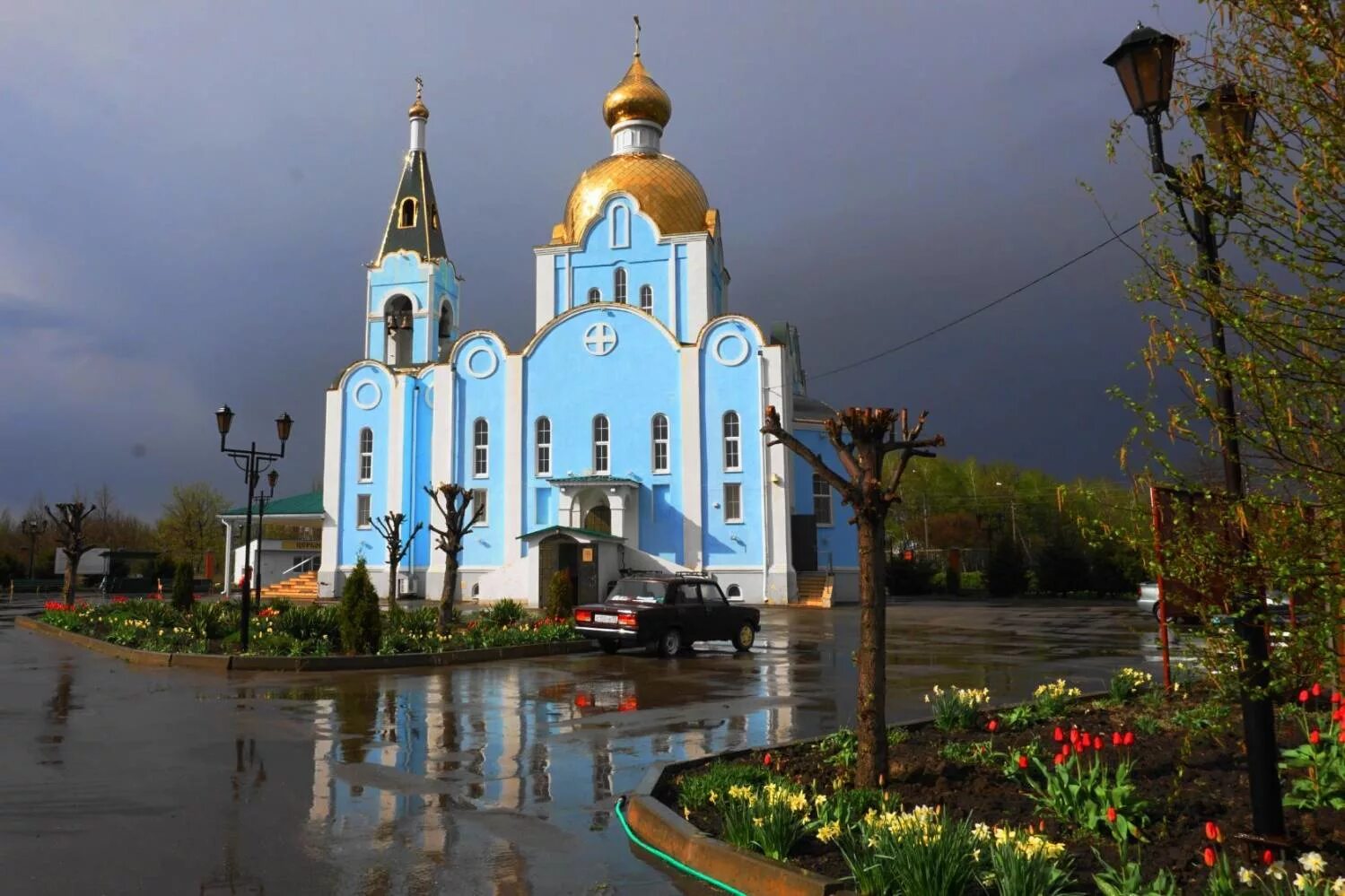 Краснодарский край г тихорецкая. Церковь Ксении Петербургской Тихорецк. Храм Михаила Архангела Темрюк. Тихорецк Краснодарский край. Свято-Успенский храм Тихорецк.