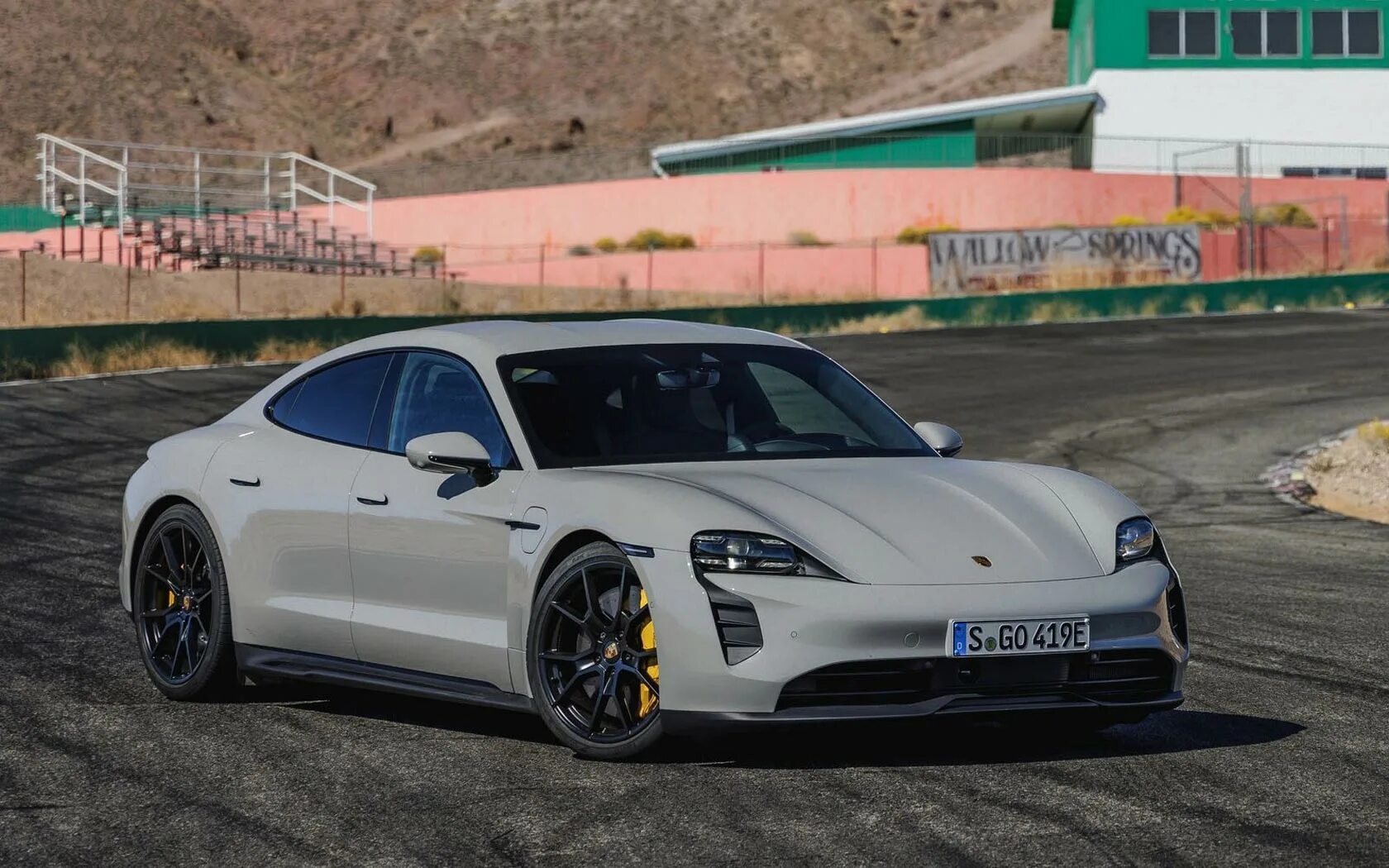 Taycan porsche характеристики. Porsche taycan turbo s. Электрокар порше 2020. Taycan porsche характеристики. Taycan gts.