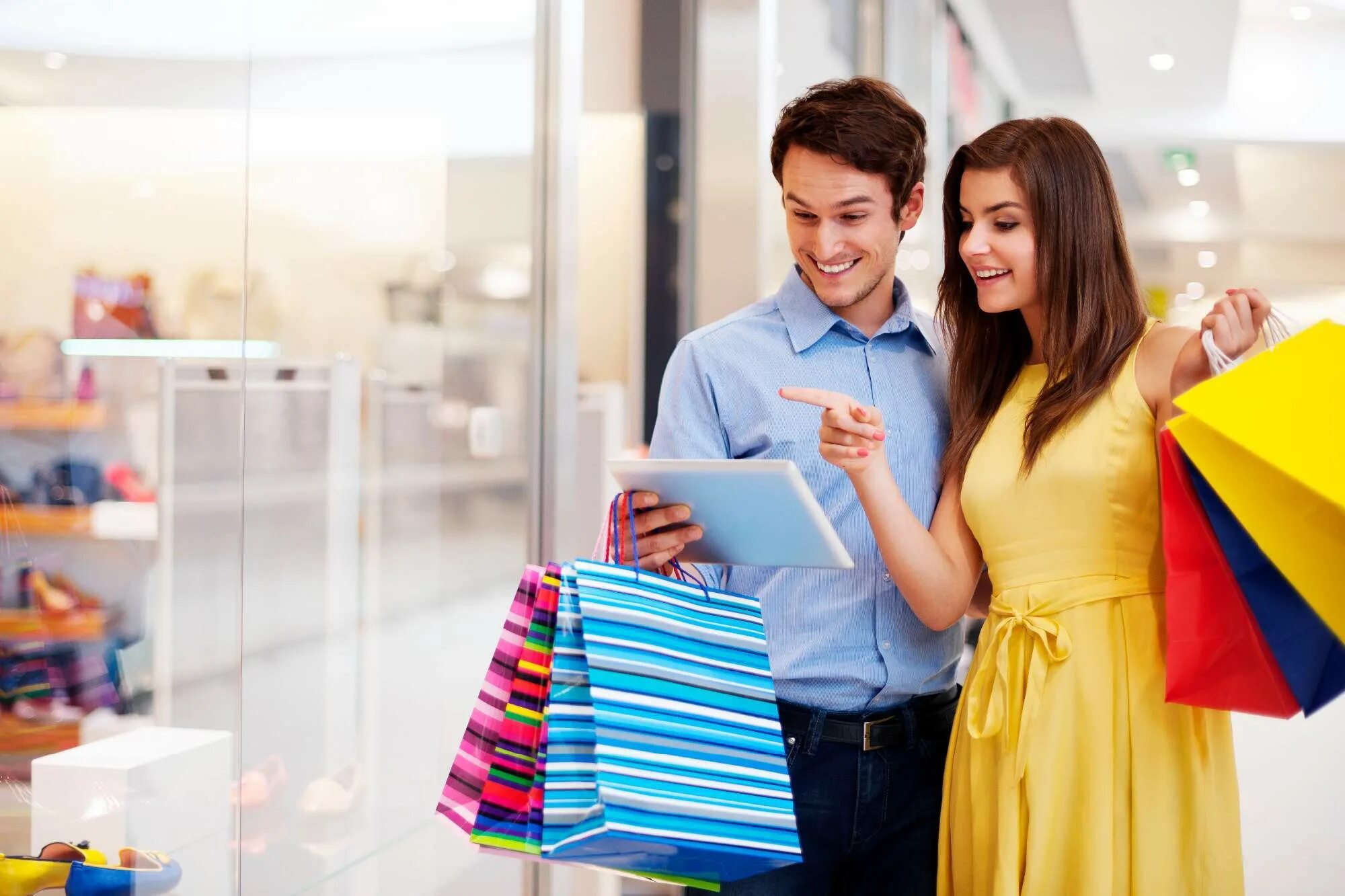 Покупатели в магазине одежды. Люди с покупками. K..lb c Gjregrfvb. Покупки. Shops and shopping in great