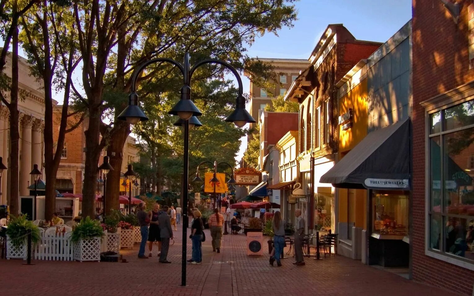 Towns in usa. Шарлоттсвилль штат Вирджиния. Американ город. Small Town main Street. American small Town Downtown.