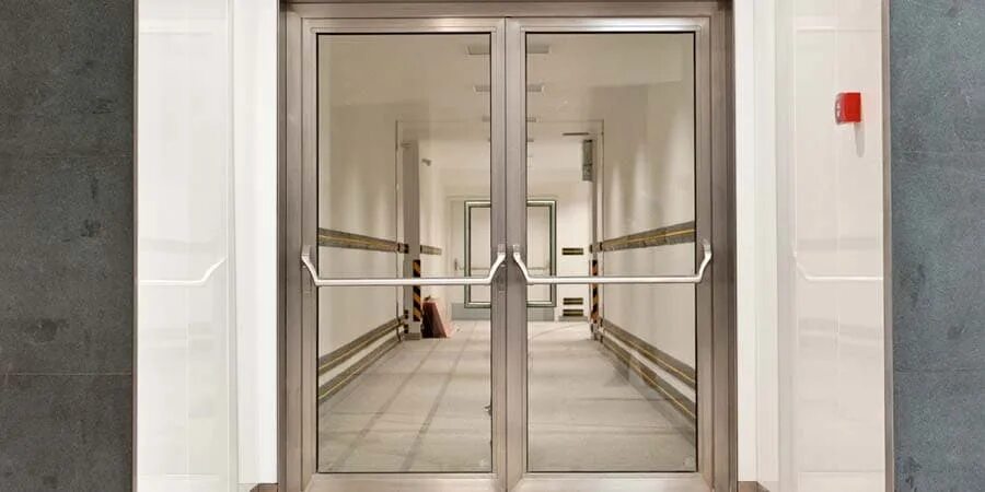 Двери в лифтовой холл. Двери в лифтовой Холл противопожарные. Противопожарная маятниковая дверь Антес. Противопожарная дверь в лифтовом холле. ТАТПРОФ маятниковые двери Дорма.