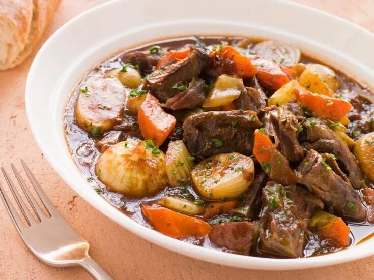 Рагу мясные блюда. Мясо тушеное с овощами. Баранина с овощами. Говядина с овощами в мультиварке. Говядина тушеная с овощами.
