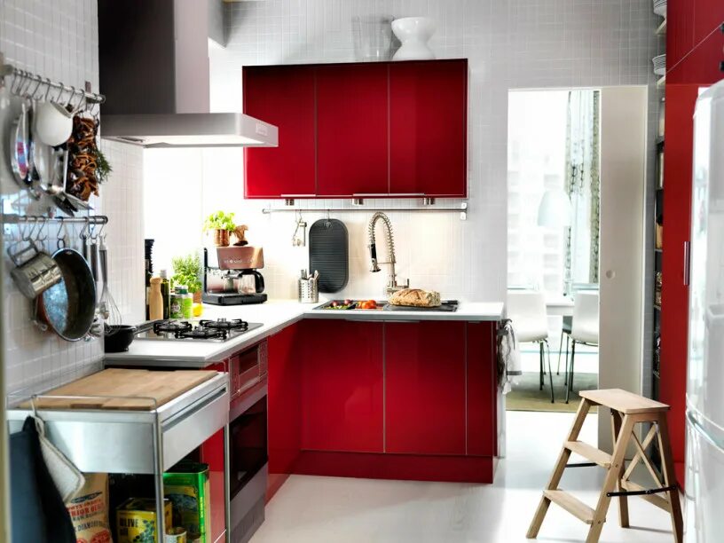 Кухня 6 отзывы. Красный кухонный гарнитур икеа. Необычные маленькие кухни. Небольшие кухни. Интерьер маленькой кухни.