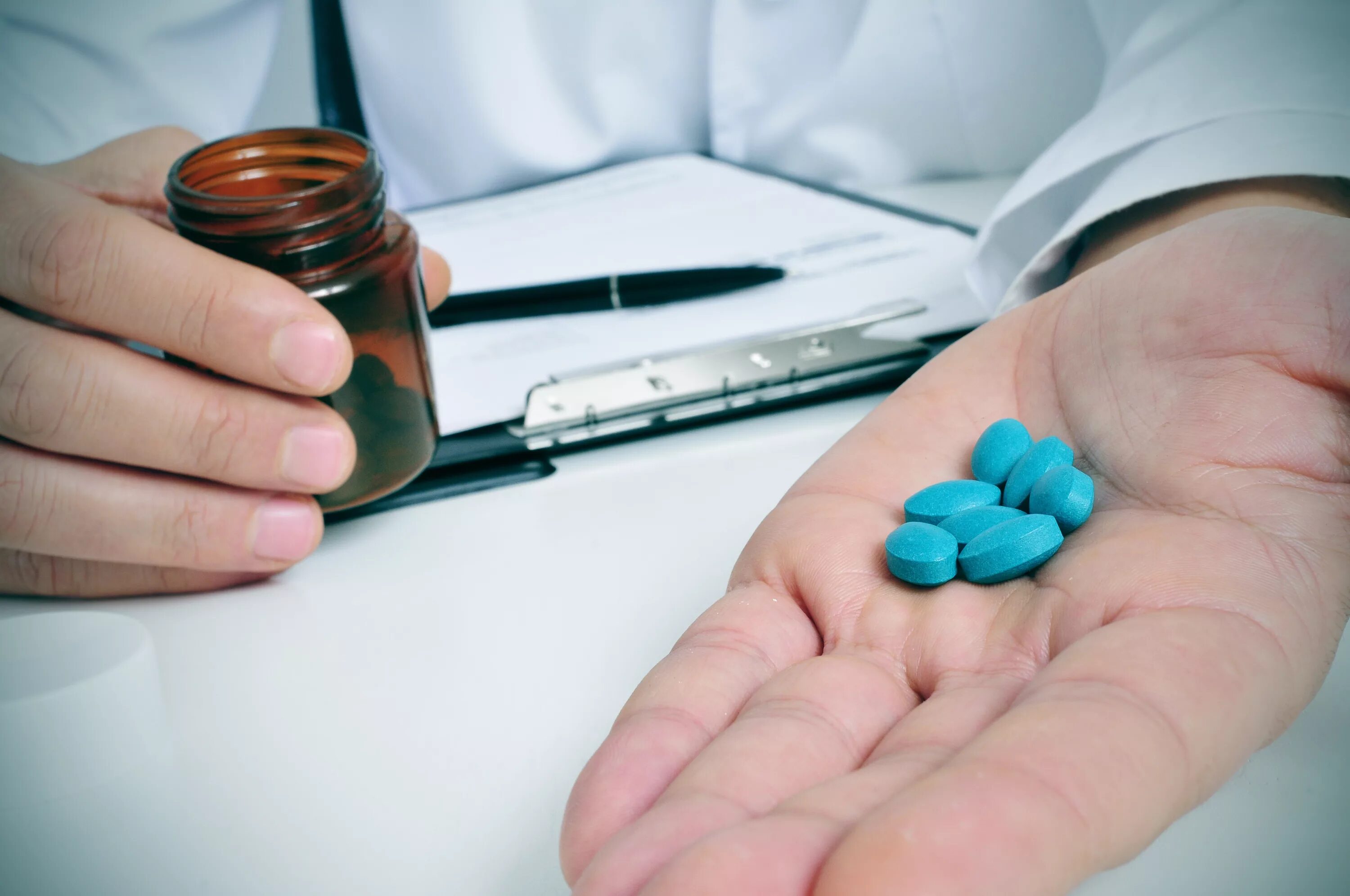 Средства врача для лечения. Лекарства. Лекарства в руке. Синяя таблетка. Врач с таблетками.