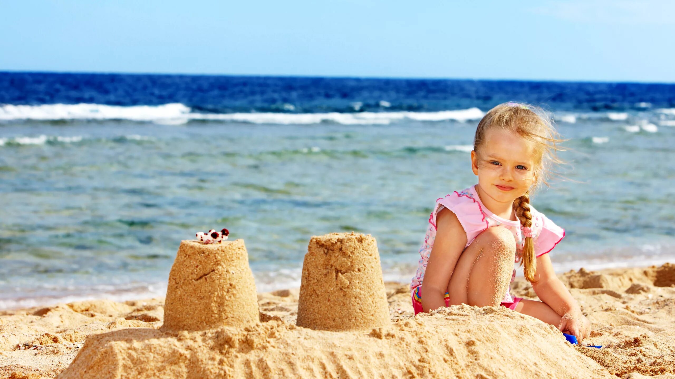 Дети песок море. Ребенок в песке на берегу моря. Маленькие девушки на песке. Маленькие девчонки песка.
