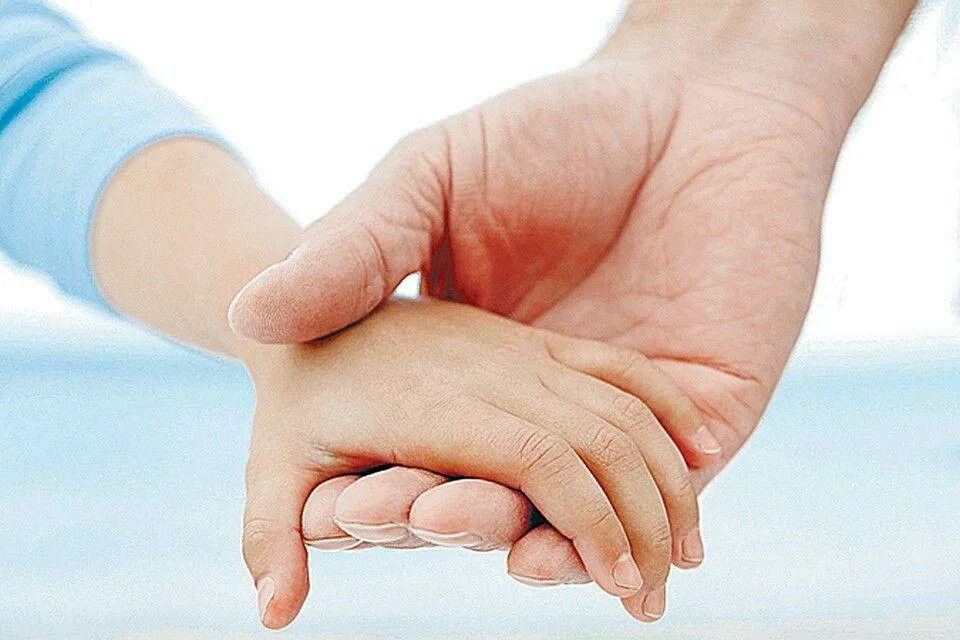 Ребенок на руках. Руки поддерживающие ребенка. Детская и взрослая рука. Детям о дружбе. Детская и взрослая рука.