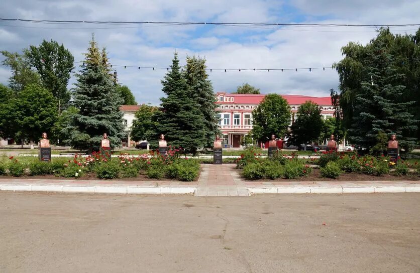 Погода саратовской город петровск. Аллея героев Петровск. Аллея в Петровске Саратовской области. Город Петровск Саратовская область парк. Петровск Саратовская область сквер.