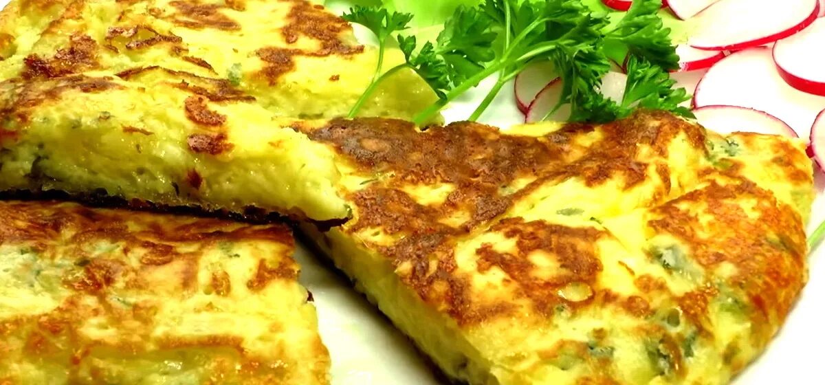 Хачапури на сковороде с творогом и яйцом. Блиц хачапури. ленивые хачапури. хачапури с сыром и укропом. ленивые хачапури с сыром и творогом на сковороде.