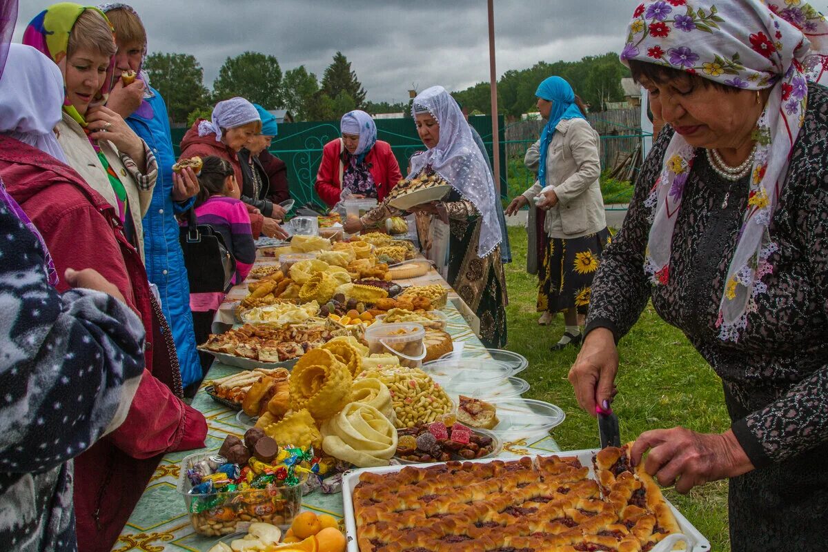 Татары сбор. Татарский праздник Ураза байрам. Курбан байрам Башкирский праздник. Ураза байрам праздник в Башкирии. Татарские национальные праздники Ураза байрам.