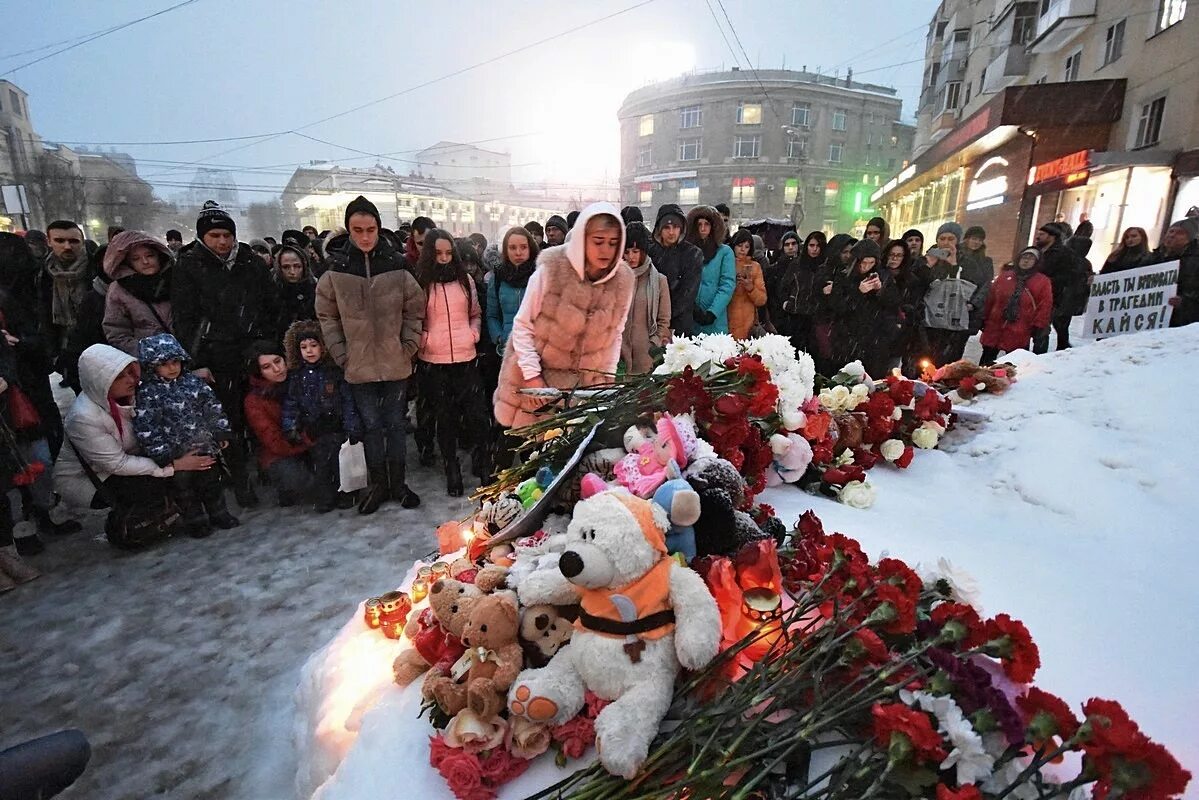 День памяти Кемерово. Фотографии погибших на Украине.