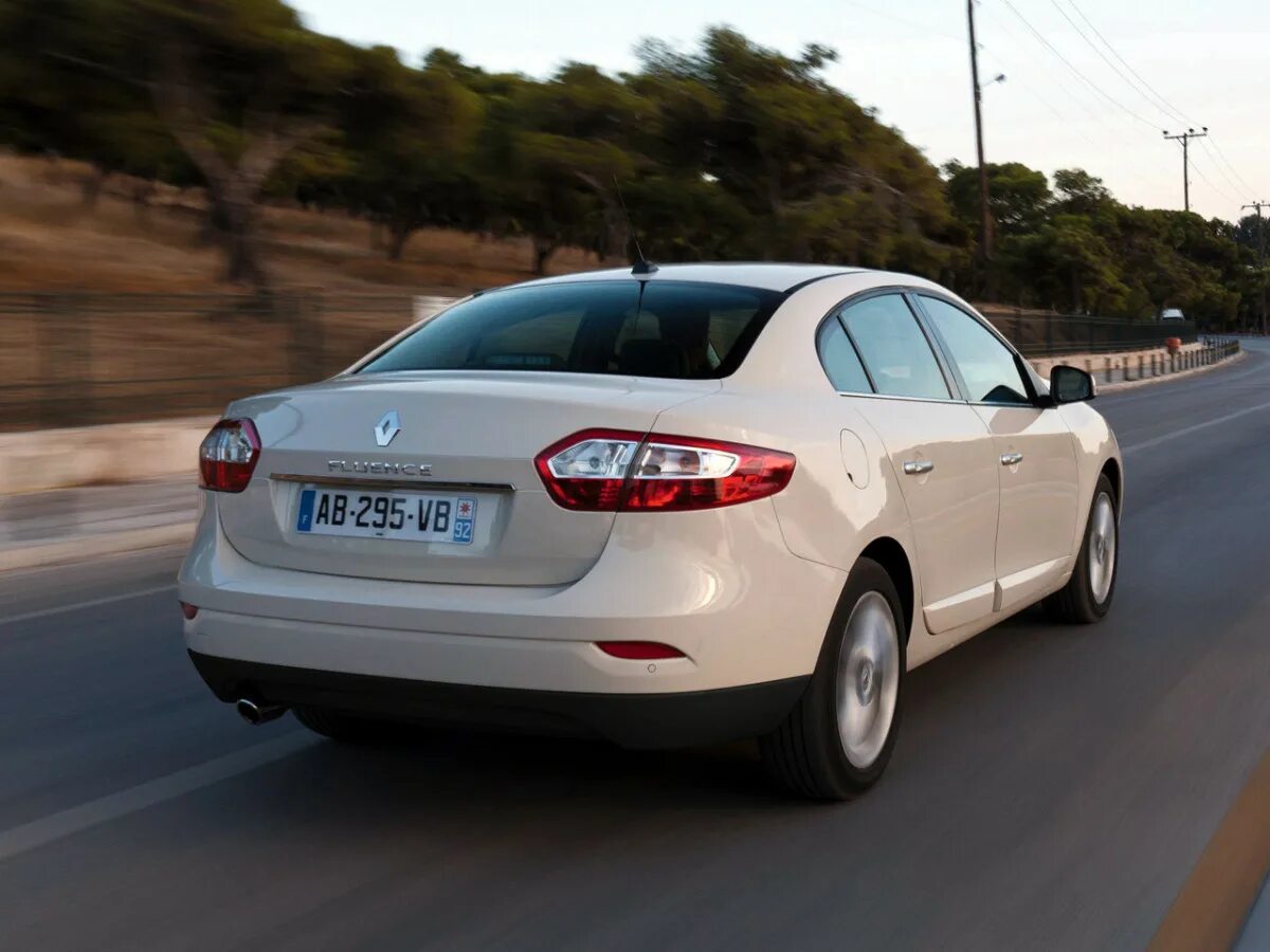 Renault fluence 1. Renault Fluence. Renault Fluence 2012. Рено Флюенс 2013.