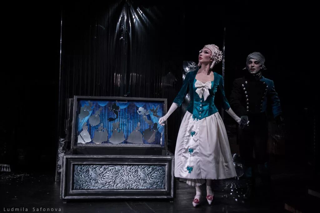 Сказки андерсена спектакль. Театр андерсена. Спектакль волшебный фонарь. Волшебный театр андерсена вахтангова. Андерсен в театре.