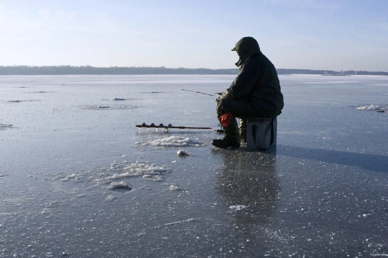 Рыбалка в холодной воде. ГИМС МЧС: рекомендации любителям зимней рыбалки. Зимняя рыбалка. Зимняя рыбалка на льду. Рыбаки на льду.