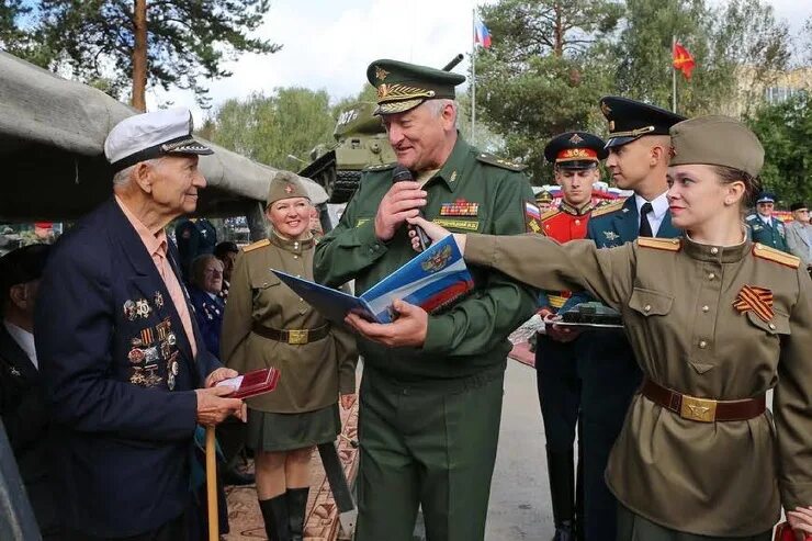 90 гвардейская танковая. 90 Танковая дивизия Чебаркуль. Витебско Новгородская танковая дивизия. 90 Гвардейская танковая дивизия Чебаркуль. Командир 90 танковой дивизии Чебаркуль.