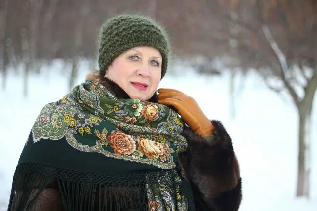 Девушки в пуховых платках. Шаль из дундаги 6/1 спицами. Платок боярыня 30. Ажурный платок. Шаль из дундаги.