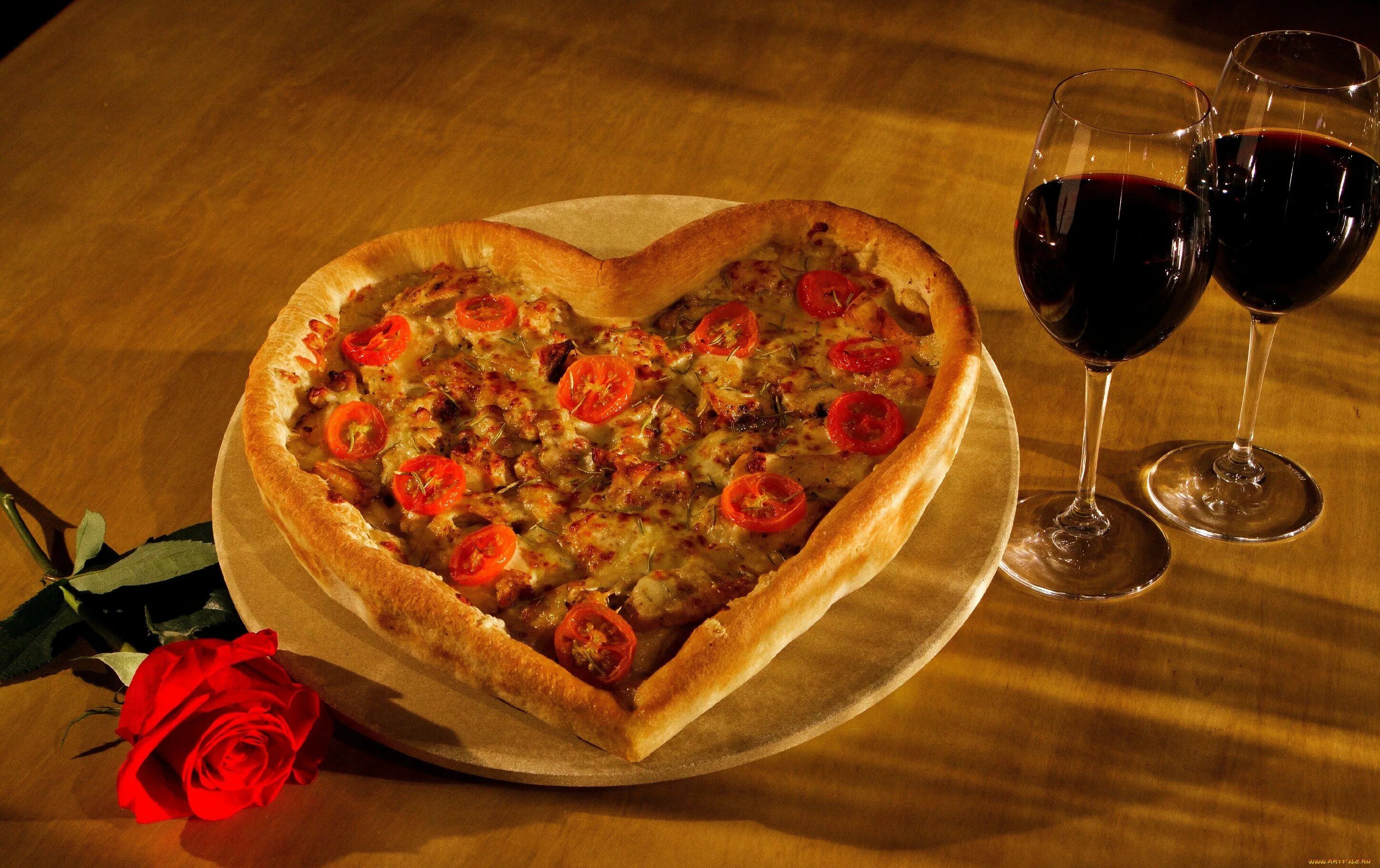 Красиво вкусно недорого. Романтический ужин. Пицца в форме сердца. Блюда в виде сердца. Пицца в виде сердечка.