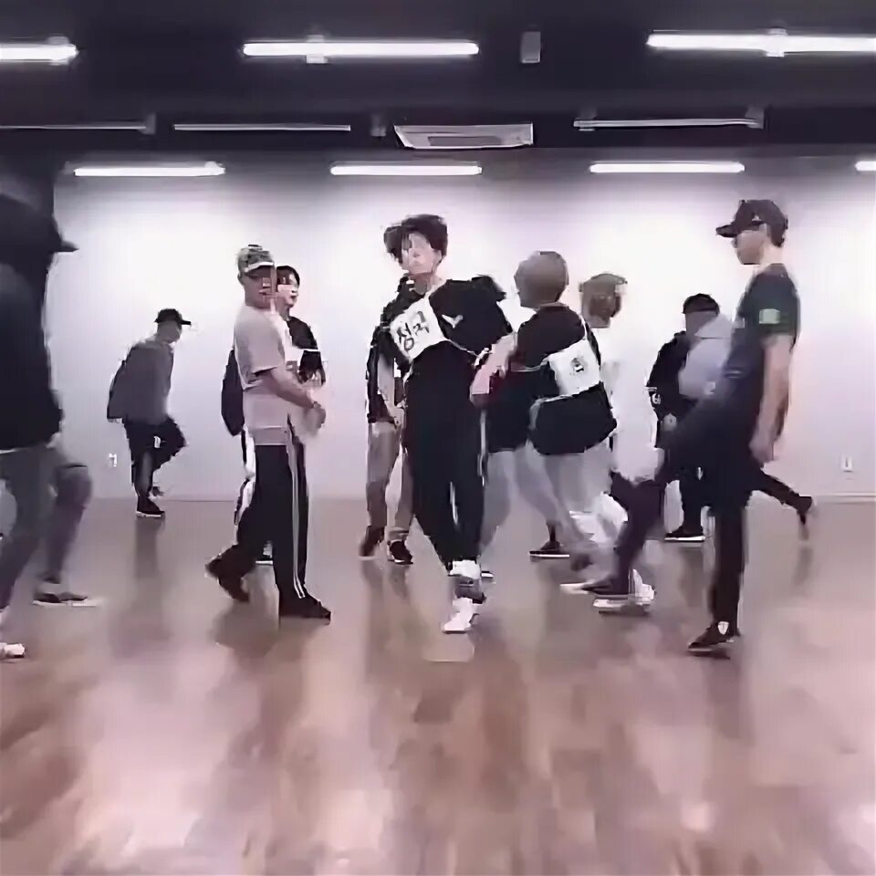Танец drop. Bts mic drop dance practice. чонгук танцует брейк данс. бтс хип хоп. танцы бтс видео.