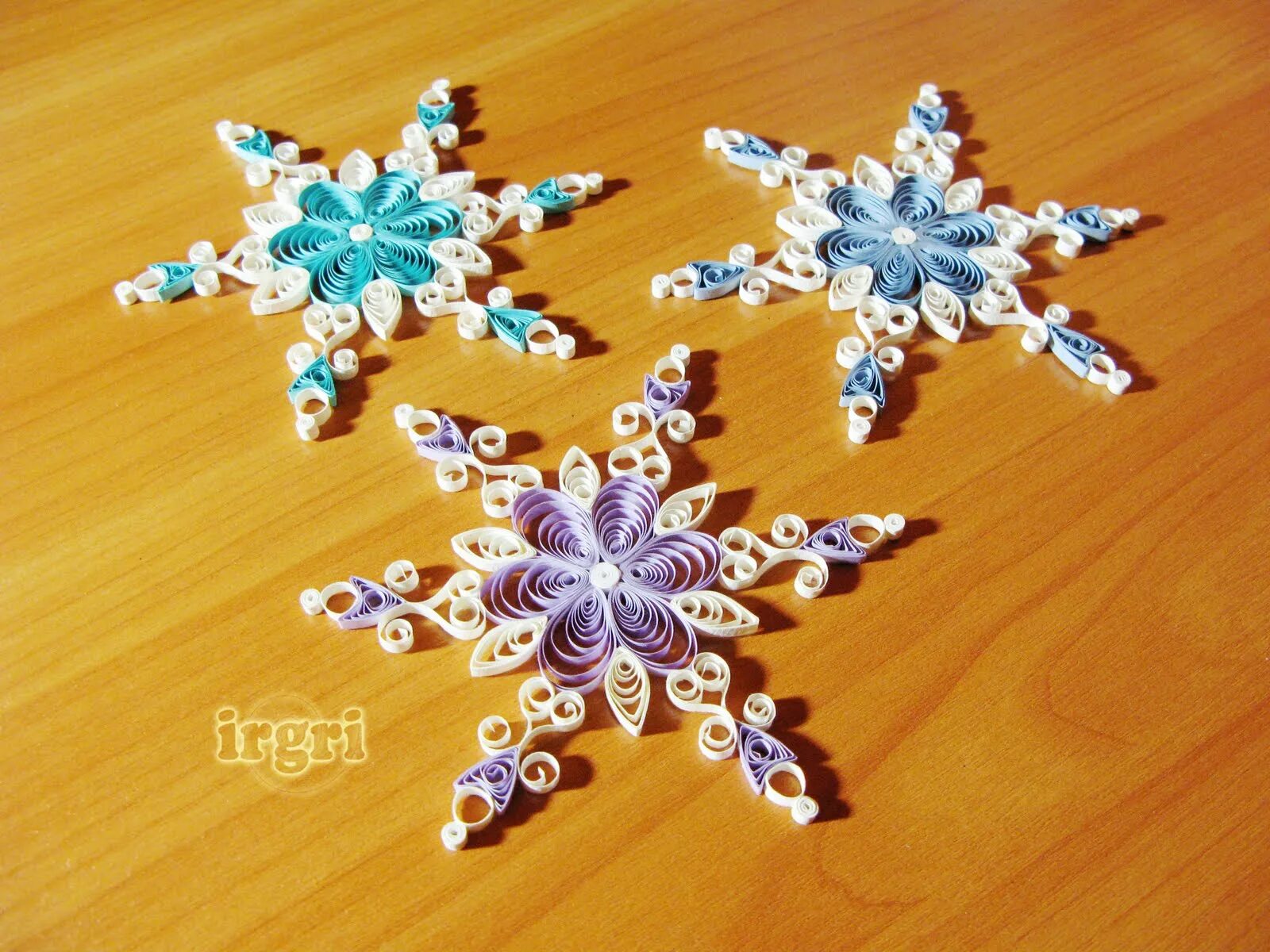 Новогодние поделки из бумаги. Снежинки учеников. Формы снежинок. Снежинки учеников. Снежинка из цветного фетра.