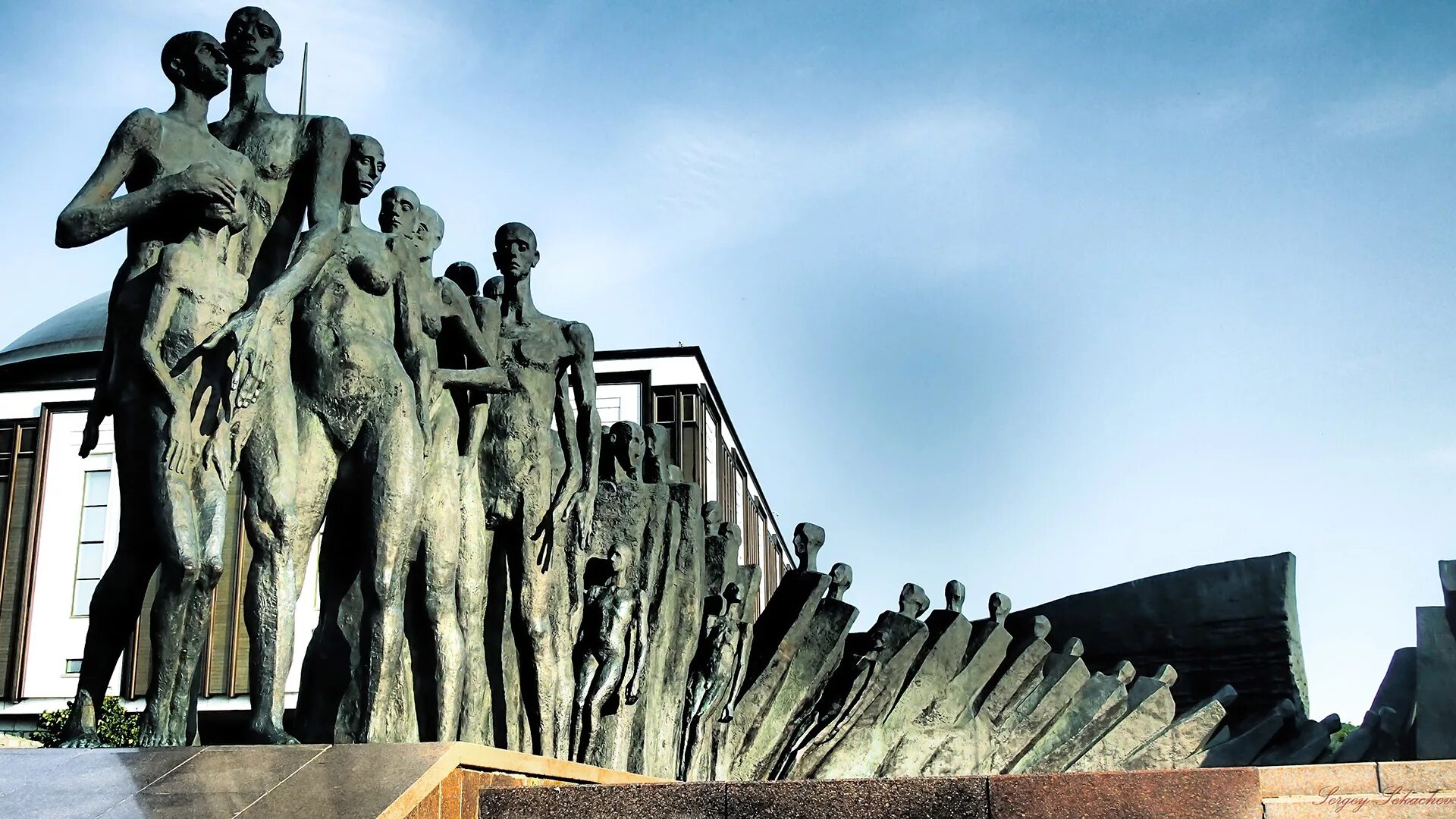 Человек с кучей документов. Бумажная работа. Много работ посвящено. Много работ посвящено. Много бумаги.