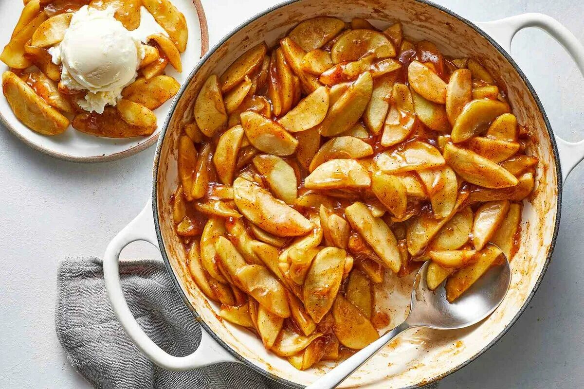 Яблоки в духовке дольками. Печеные яблоки кусочками. Запечённые яблоки дольками в духовке. Запеченное яблоко дольками с корицей в духовке.