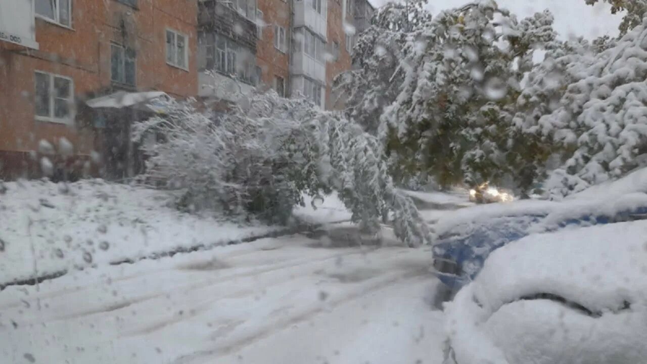 Сегодня снег пришел. Кемерово снег. Снегопад 2021. Снег в Кемеровской области. Сугробы в Кемерово.