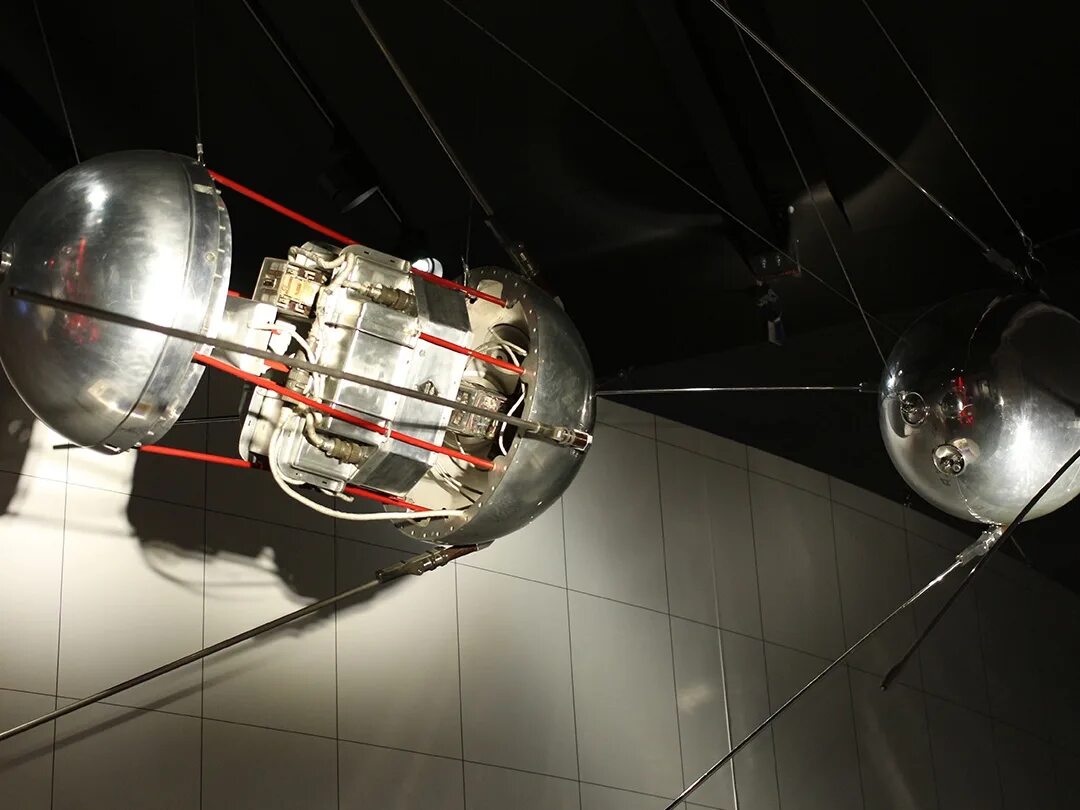 4 Октября 1957-первый ИСЗ "Спутник" (СССР).. Первый искусственный Спутник земли 1957г. Первый Спутник земли 1957. 4 Октября 1957 — запущен первый искусственный Спутник земли Спутник-1.