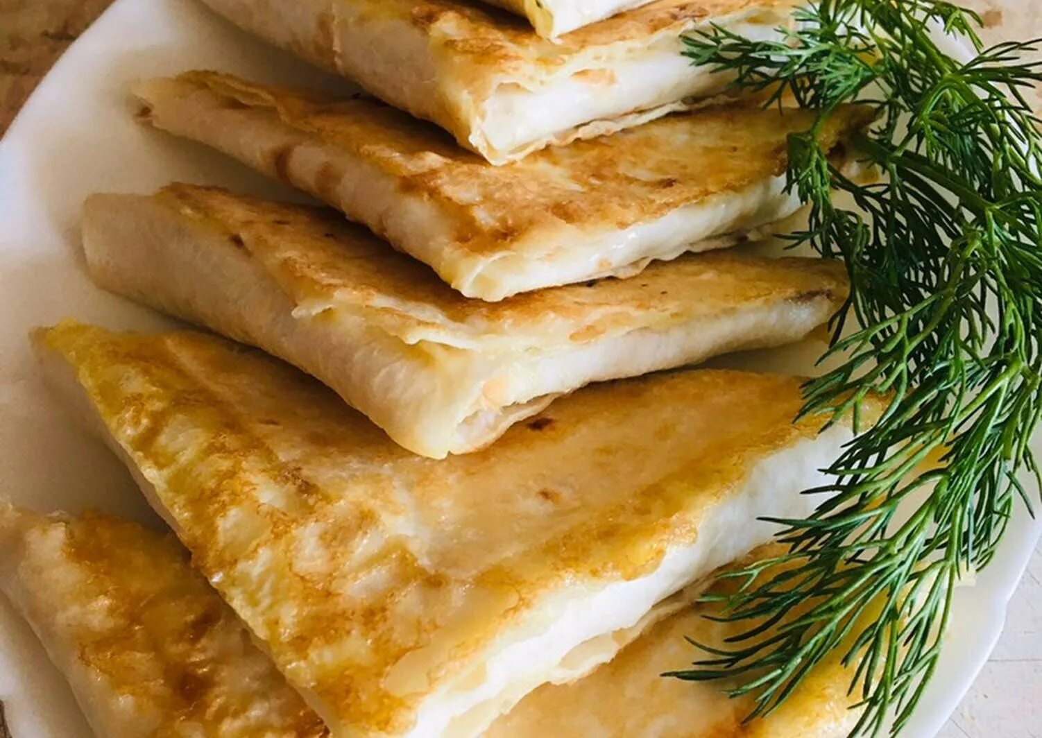 Лаваш с зеленью и сыром по-армянски. Жингялов хац. Хачапури ачма. Лаваш с сыром. Лаваш с творогом и зеленью.