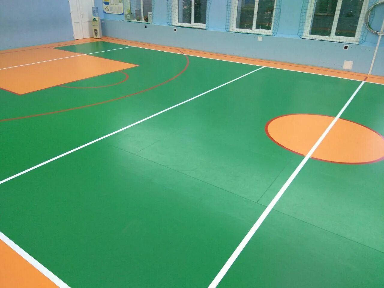 Покрытие спортивного зала в школе. Спортивный линолеум. Спортивный линолеум graboflex. Линолеум спортивный sportfloor pvc. Линолеум спортивный sport fit 60.