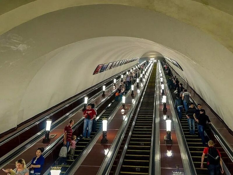 Во сколько открывается и закрывается метро. Метро тургеневская эскалатор. самая глубокая станция метро в москве. глубокие станции метро в москве. спуск в метро.