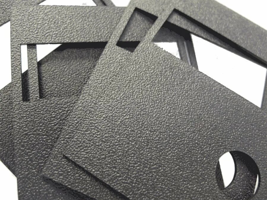 Фрезеровка пластика пвх. Листовой пластик резка. Плоттер zund. Лазерный резак для резки пластика. Раскрой листового пластика.