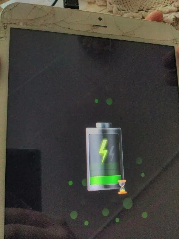 Зарядка для планшета. Планшет быстро заряжается. Экран зарядки айпада. Телефон планшет. Как быстро зарядить планшет.