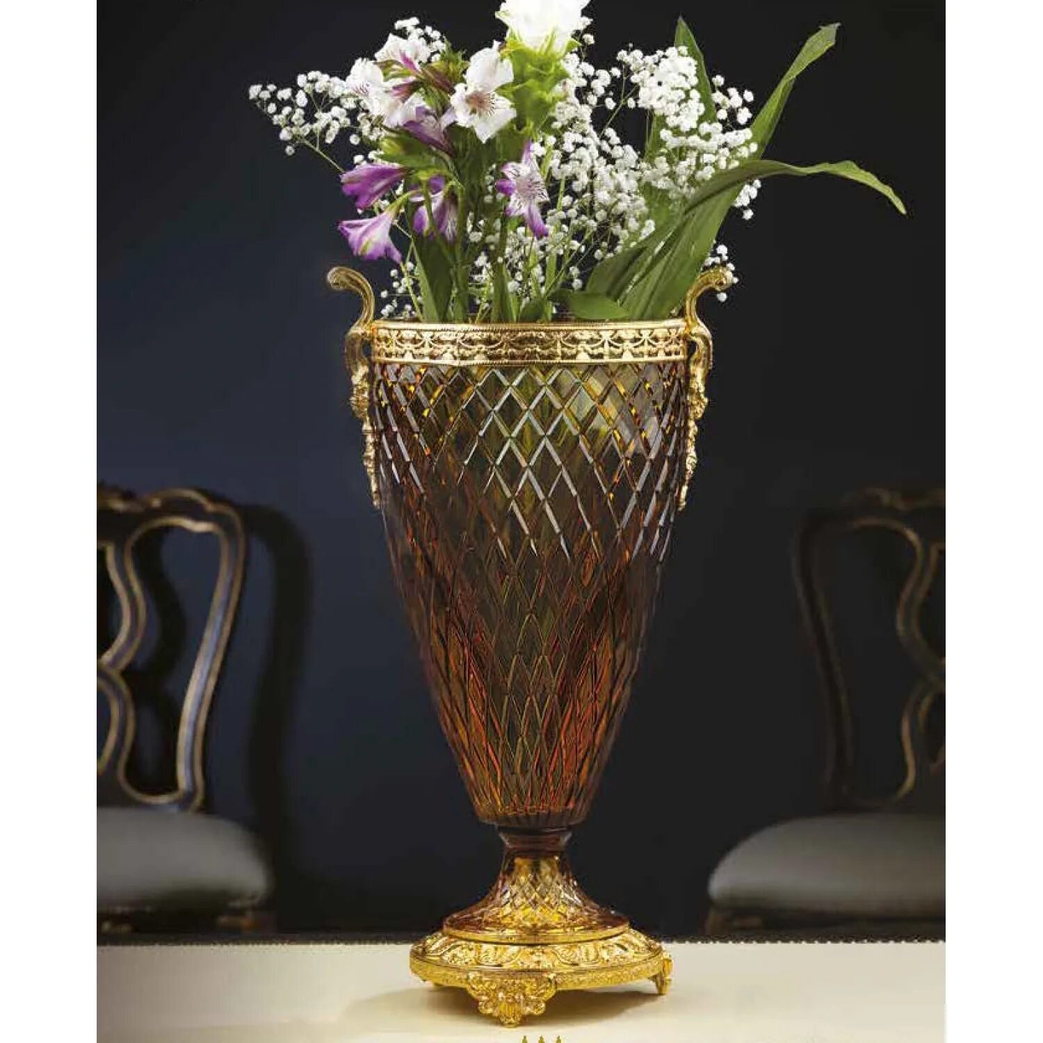 Хрустальные вазы в современном интерьере. Напольная ваза из хрусталя. Дорогие хрустальные вазы. Хрустальная ваза в интерьере.
