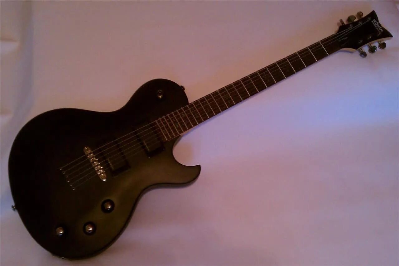 Schecter SGR solo 6 чёрныё цвет. Schecter Diamond Series красная.