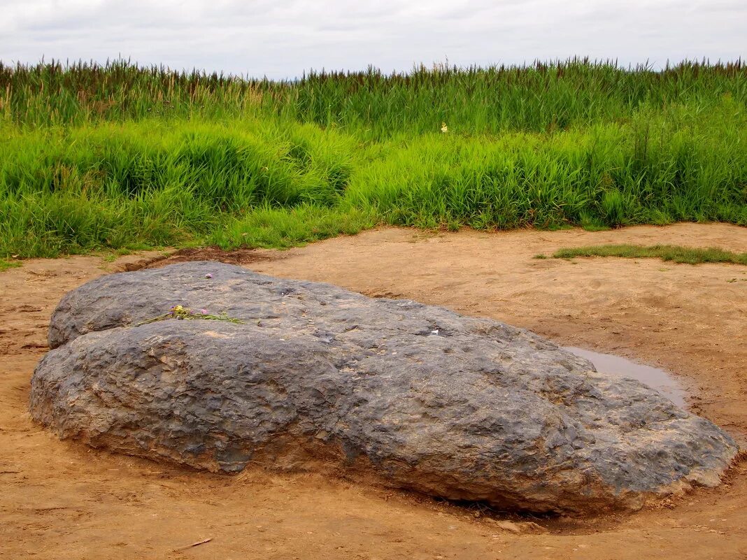 Переславль-залесский плещеево озеро синий камень. Экскурсия к синему камню в переславле. Переславль-залесский синий камень легенда. Переславль-залесский камень желаний. Синий камень песня.