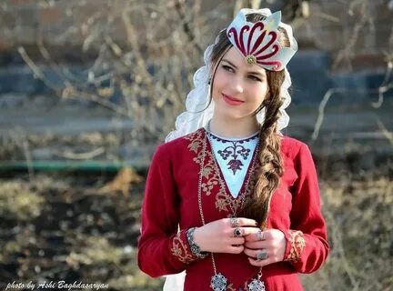 Красивая девушка на армянском