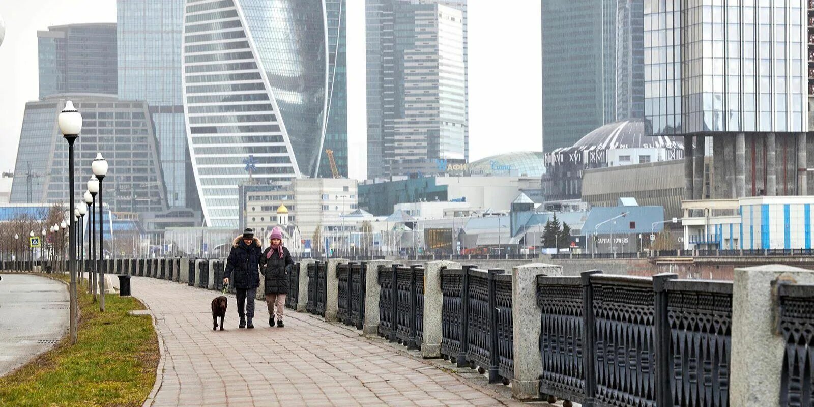 Будет ли в москве ветер. Москва в конце апреля. Москва люди. Пасмурный день в Москве. Пасмурный апрель в Москве.