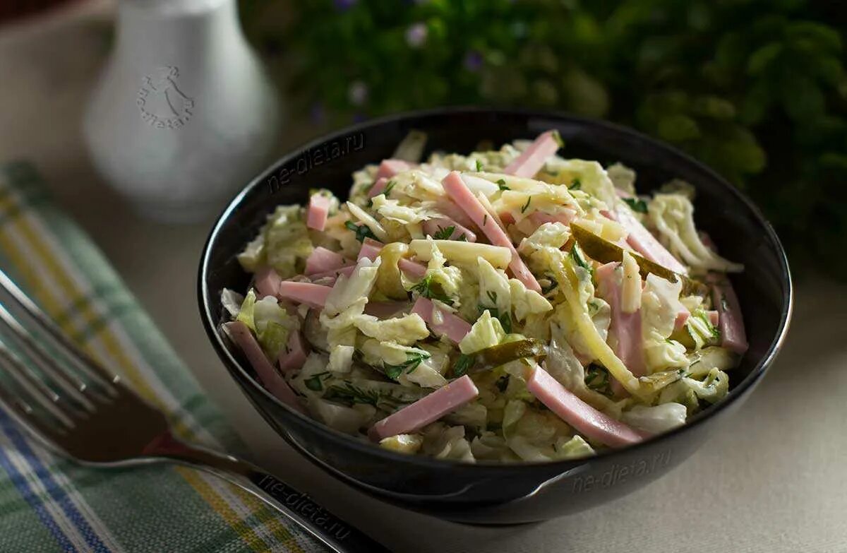 Салат из пекинской капусты с копченой колбасой и огурцом. Салат из пекинской капусты с копченой колбасой. Салат с пекинской капустой и копченой колбасой и огурцами. Салат с капустой и колбасой копченой и огурцами.