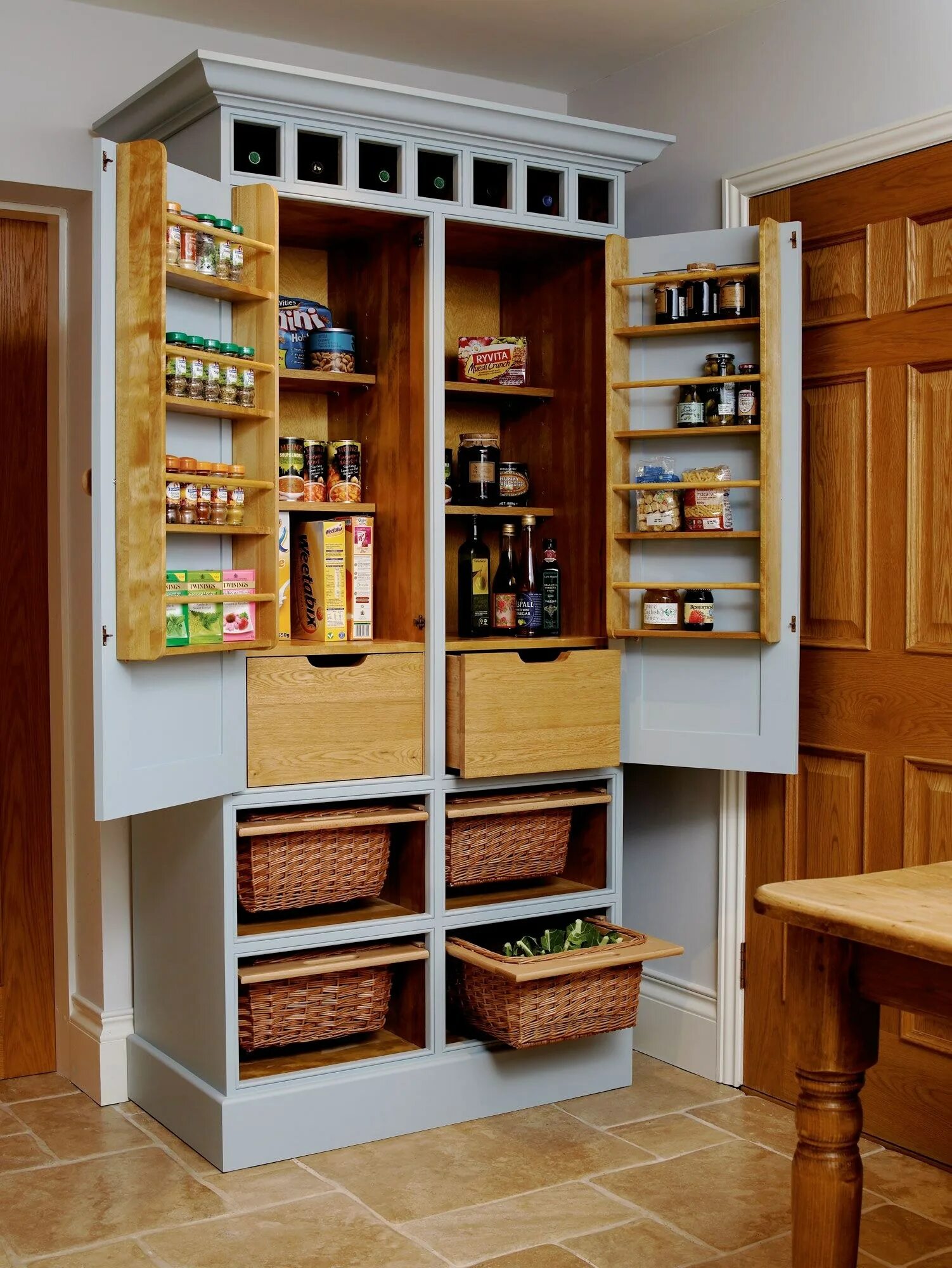 Шкаф для кухни фото. Удобные шкафы для кухни. Шкаф кладовая на кухне. Шкаф кладовка на кухне. Мини кладовка на кухне.