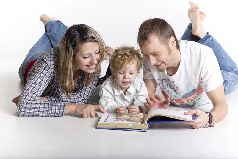 Статья читающая семья. Книги о семье. Читающая семья. Чтение всей семьей. Читающая семья картинки.