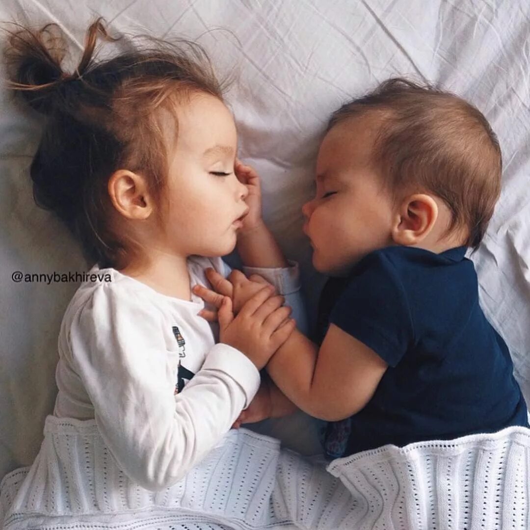 Любите своих детей. Брат и сестра малыши. Фотосессия с новорожденным. Братик мама. Сирагая и младшая сестра.