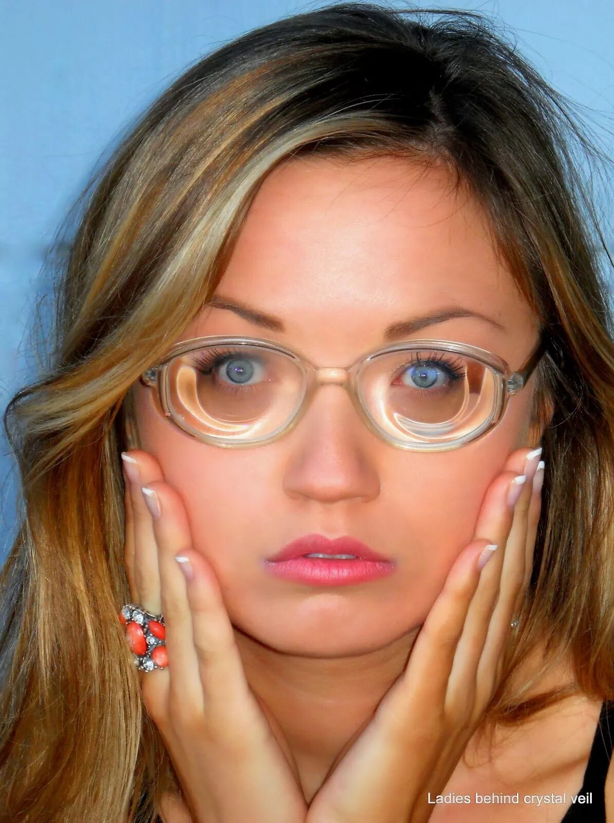 Strong glasses. Очки женщина лупоглазая. Woman with strong Glasses. Myodisc Sandra. Women testimonio strong Glasses.