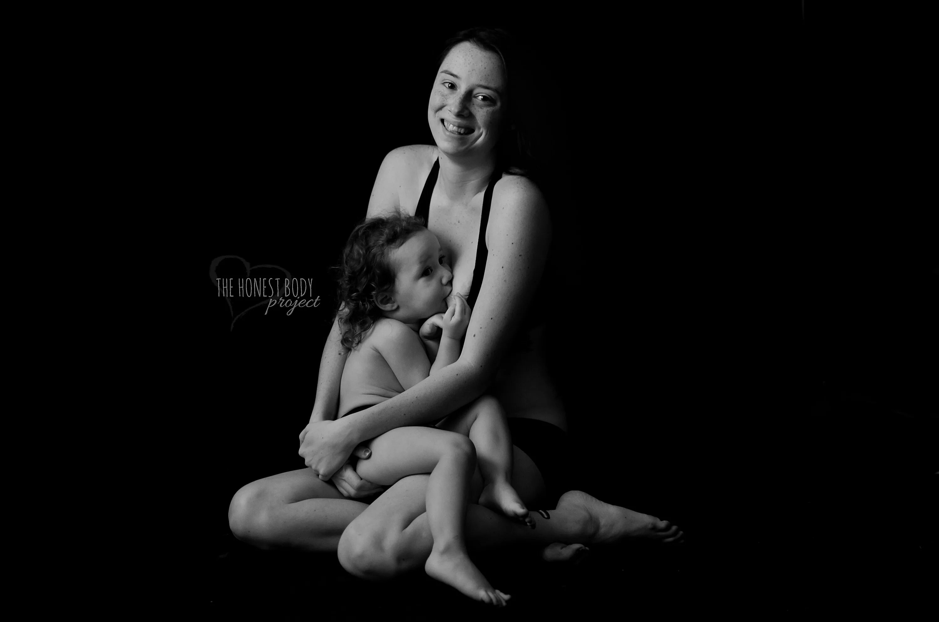 Матери показали тело. Фотопроект Натали Маккейн. Мама кормит ребенка. Фотосессия грудного вскармливания чб. Фотопроект честное тело.