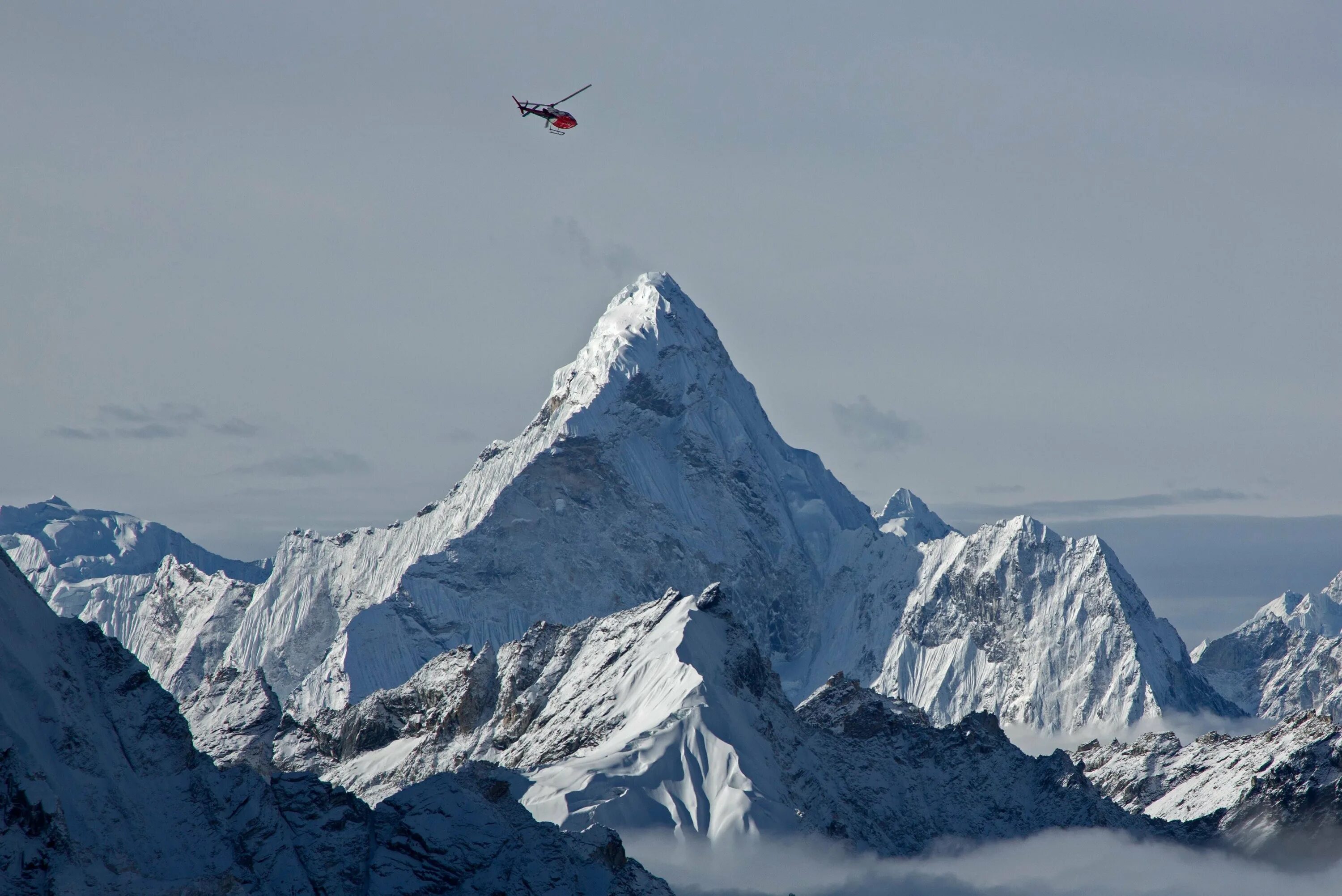Самая высокая снежная гора. Гора Эверест(Джомолунгма). Гора Эверест 8848 метров. Джомолунгма (Гималаи) - 8848. Гора Эверест снизу.