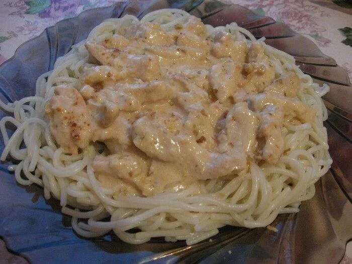 Макароны с сырным соусом. Грибы в сливочном соусе. Паста карбонара в сливочном соусе. Соус к спагетти с сыром фета. Альфредо фетучини паста.